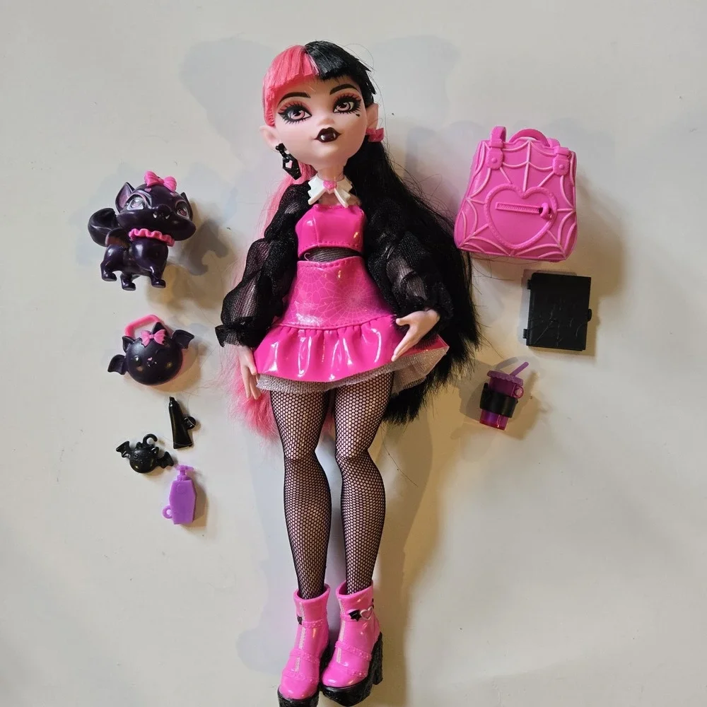Monster High Draculaura Fashion‎ Doll with Pet Count Fabulous and Accessories